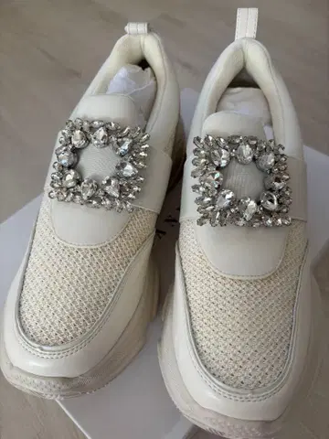 란다 비쥬 장식 스니커즈