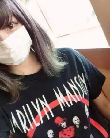 마릴린 맨슨 밴드 티셔츠 캐리 착용