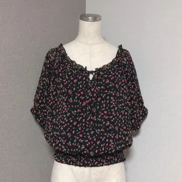 마제스틱 레곤 스트로베리 프릴 리본 블라우스