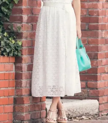 [택 포함 새상품] QUEENSCOURT 퀸즈 코트 스커트 화이트 S