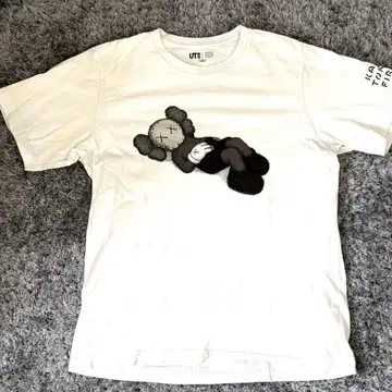 [정품-레어템-가격 인하 가능 ] KAWS 콜라보 캐릭터 T셔츠 화이트