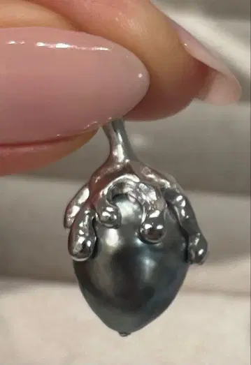 검은 나비 바로크 목걸이