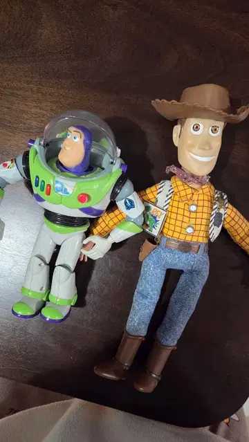 버즈 라이트이어와 우디 피규어 세트