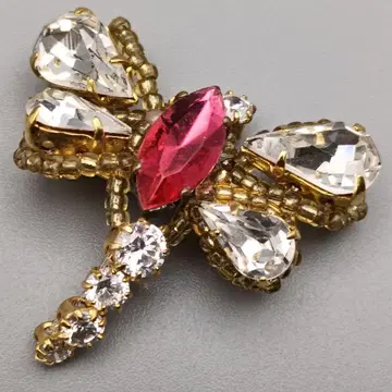 우아한 잠자리 브로치 ~붉은 빛의 반짝임을 담은 빈티지의 찬란함~