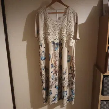 꽃무늬와 나비 프린트 반팔 원피스