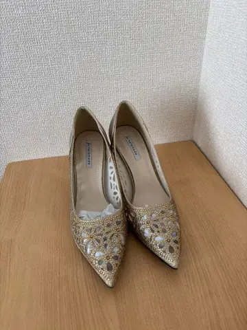 haremode 꽃무늬 펀칭컷 펌프스 골드