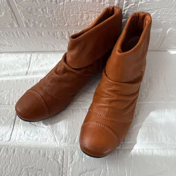 [택 포함 새상품] Ing 잉그 천연 가죽 개더 앵클부츠 카멜 22.5