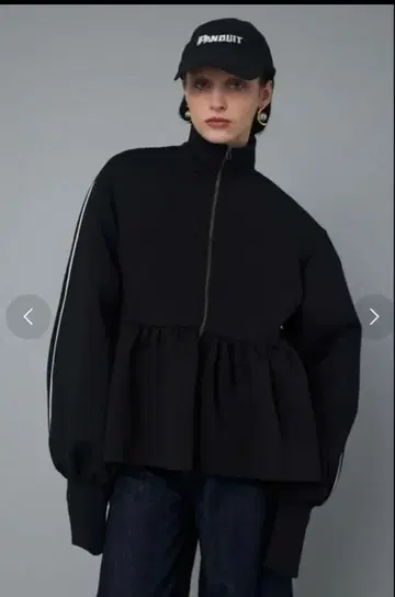 HeRIN.CYE Feels 플레어드 집업 탑 블랙