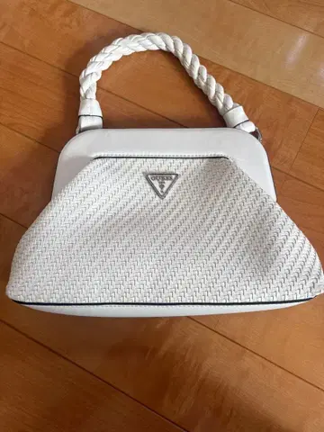 GUESS HASSIE 프레임 크로스백 화이트