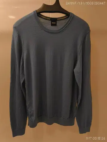 BOSS 라이트 블루 크루넥 스웨터