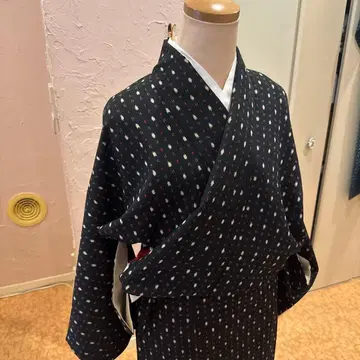 블랙 베이스에 빨흰 코몬 무늬 기모노