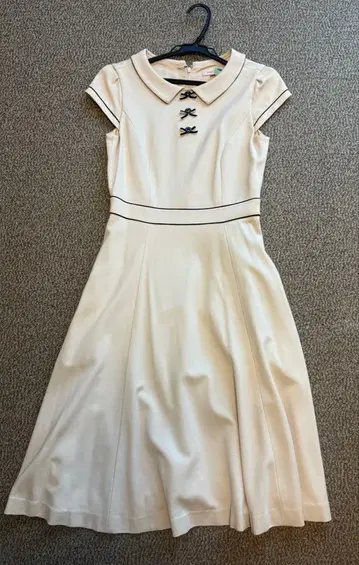 TOCCA 크림색 폴로 칼라 원피스 사이즈 0