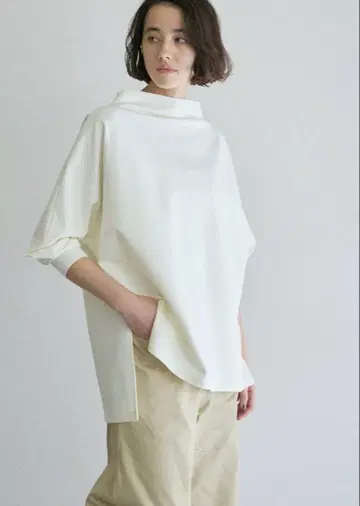 새상품 [GALLARDAGALANTE] 보틀넥 분또 풀오버 화이트