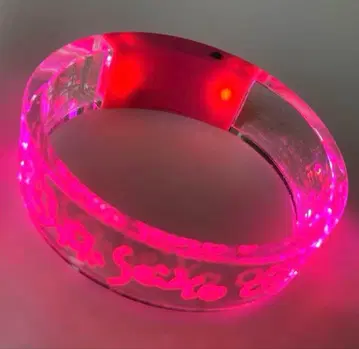 오오모리 세이코 주먹을 치켜든 빛나는 뱅글