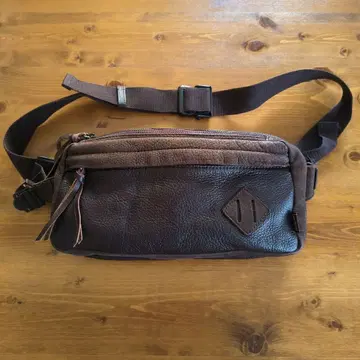 MR. OLIVE 바디백 브라운