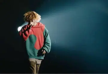 ERL 후드티 Vaundy 착용