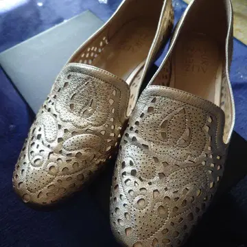 내추럴라이저 골드 컷 아웃 플랫슈즈