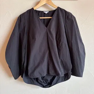 엔폴드 벌룬 V넥 블라우스 블랙