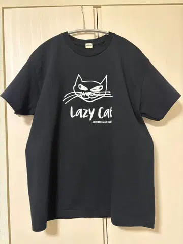[ 새상품급 ] CHIMALA LAZY CAT TEE 블랙