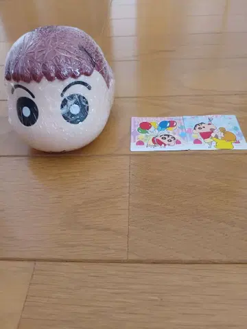 가챠가챠 유리(네네) 피규어 하나와 초코비 신짱 씰 두 장 세트