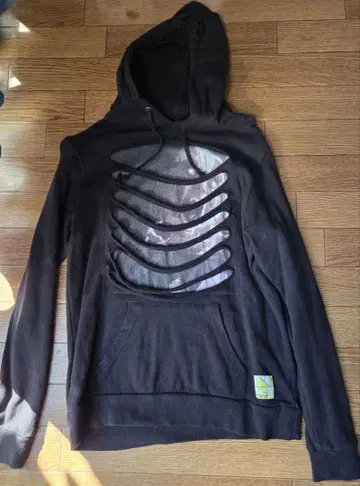 갑철성의 카바네리 컷 아웃 디자인 후드 부착 후드티