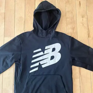 New Balance 블랙 후드티