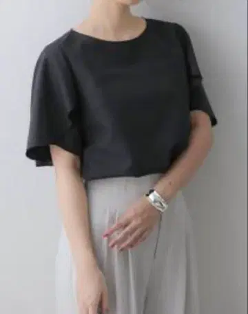 La Totalite 플레어 슬리브 블라우스 (블랙)