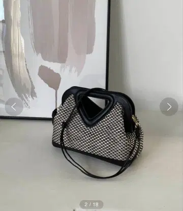 CAPRICIEUX LE'MAGE 삼각형 핸들백