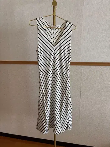 바나나 리퍼블릭 스트라이프 슬리브리스 원피스