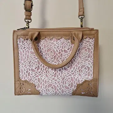 엑시즈팜 레이스 무늬의 베이지 숄더백
