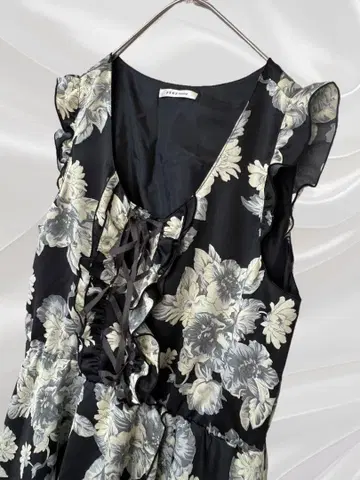 axes femme 꽃무늬 원피스 블랙 레이스업 프릴 엑시즈팜