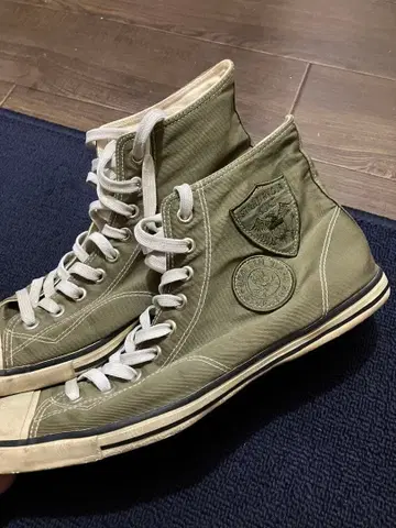 올리브 그린 하이컷 스니커즈