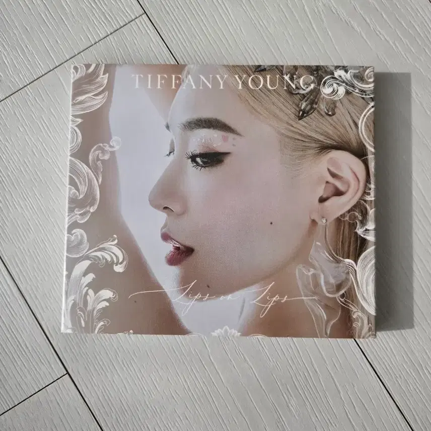 Tiffany Young Lips on Lips アルバム