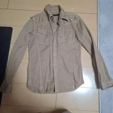 베이지 긴팔 셔츠 버튼 포함 FUGA