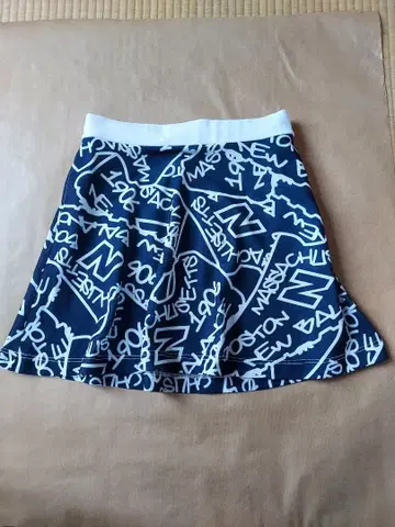 New Balance 로고 프린트 스커트 네이비