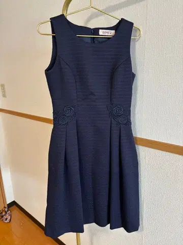 AIMER 네이비 슬리브리스 원피스