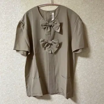 핑크하우스 INGEBORG 리본 포함 베이지 반팔 블라우스