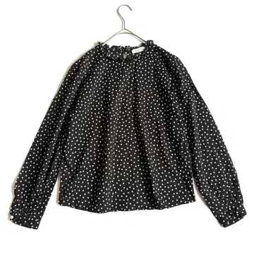 스픽앤스팬 랜덤 도트 로운 프릴 풀오버 펄 버튼