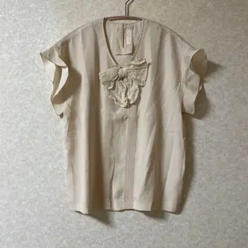 핑크하우스 INGEBORG 아이보리 리본 포함 슬리브리스 셔츠