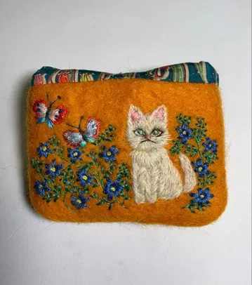 화이트 고양이와 나비 양모 펠트 원단의 작은 파우치