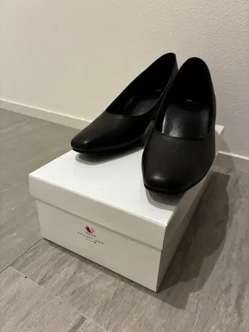 1회 착용 컨디션 최상 와코루 펌프스 블랙 22.5cm