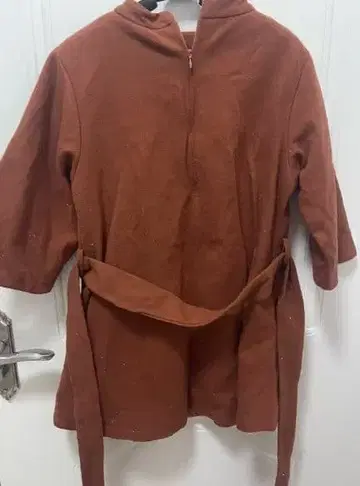 브라운 후드 부착 니트 원피스