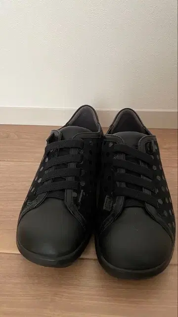 블랙 도트 패턴 레이스업 스니커즈