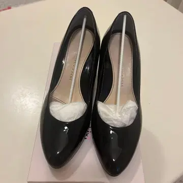 블랙 에나멜 펌프스