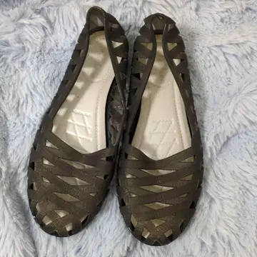 다크 그레이 꼬임 디자인 샌들