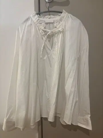 투모로우랜드 Ballsey 하이 카운트 새틴 넥 프릴 블라우스 36