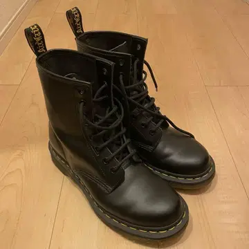 Dr. Martens 닥터마틴 레이스업 부츠 8홀