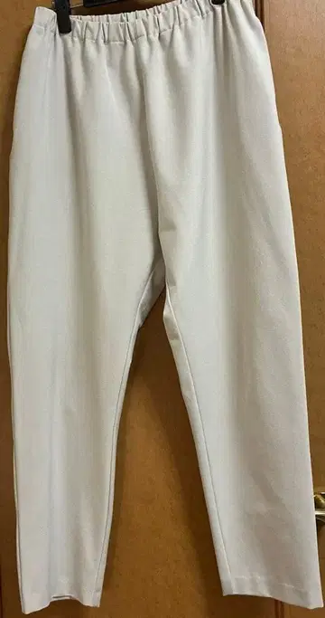 미즈이로 인드 화이트 캐주얼 팬츠