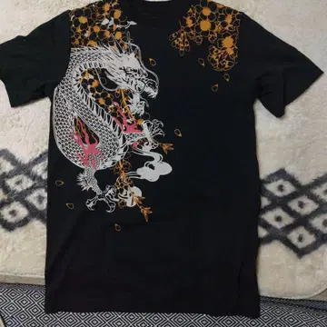 드래곤과 호랑이의 T셔츠 자수