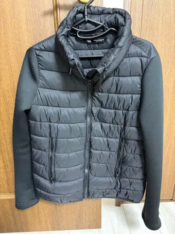 블랙 다운 자켓 퀼팅 디자인